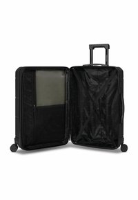 Valigia rigida nera con manico estensibile, doppie ruote e ampio interno dotato di tasca in rete e cinghie a incrocio.