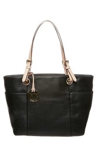 Svart läder tote-väska med en texturerad yta, två handtag i toppen och en guldlogotyp som accent. Har två ytterfickor.