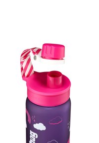 Lila Wasserflasche mit pinkem Silikondeckel, weißem Trageband und einer kleinen Öffnung zum Trinken. Mit Wolken- und Regenbogenmotiven.
