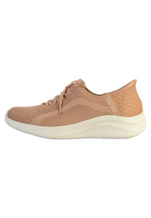 Zapatillas deportivas en rosa blush con parte superior de malla transpirable, contrafuerte texturizado y suela de goma blanca, que presentan un diseño de cordones y detalle de logo.