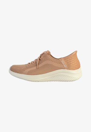 Zapatillas deportivas en rosa blush con parte superior de malla transpirable, contrafuerte texturizado y suela de goma blanca, que presentan un diseño de cordones y detalle de logo.
