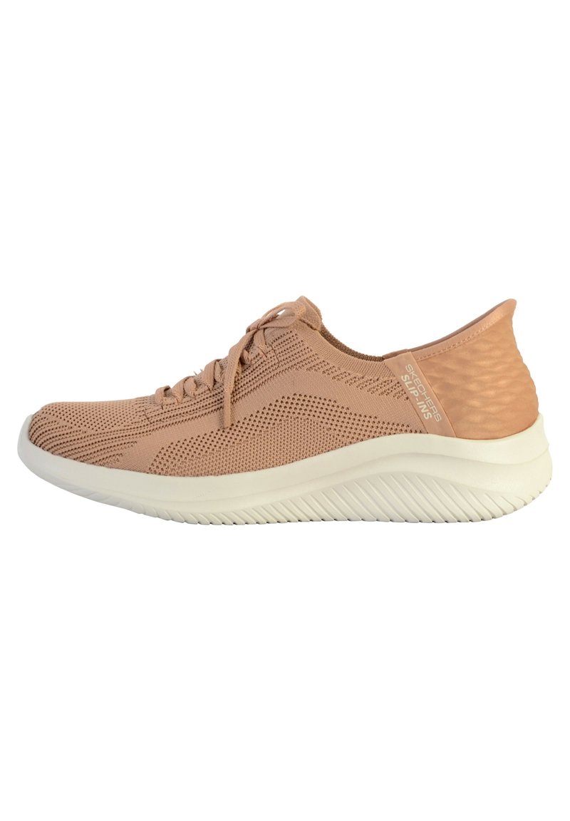 Zapatillas deportivas en rosa blush con parte superior de malla transpirable, contrafuerte texturizado y suela de goma blanca, que presentan un diseño de cordones y detalle de logo.