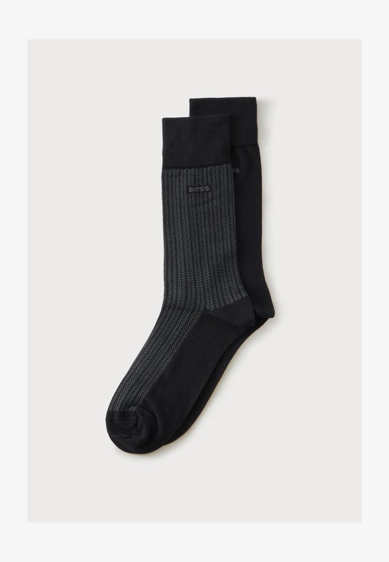 Deux paires de chaussettes noires, une noire unie et une avec un motif chevron gris foncé et le logo "BOSS" près du bord-côte.