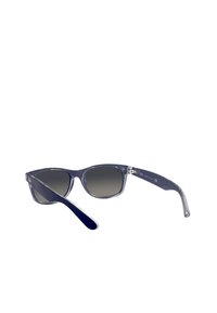 Un paio di occhiali da sole con una montatura trasparente blu scuro e lenti grigie sfumate, caratterizzati da stanghe eleganti con un dettaglio logo discreto.