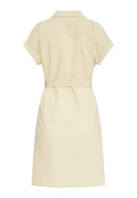 Kurzärmliges, kragenloses Kleid aus hellgelbem Stoff mit taillierter Passform und einem schlichten, klaren Design. Die Rückansicht zeigt eine weiche Textur.