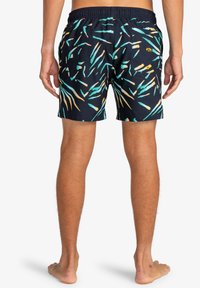Costumi da bagno con sfondo blu scuro e motivi astratti e colorati in verde, giallo e arancione. Vita elastica con tasca.