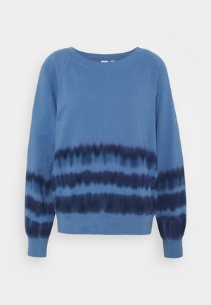 Blå langærmet sweatshirt med rund hals og to vandrette mørkeblå tie-dye striber over bryst og ærmer.