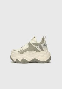 Kraftig plattform-sneaker i krem- og lysegrå, med en blanding av glatte og semskede teksturer, med en fremtredende logo og tykk gummisåle.