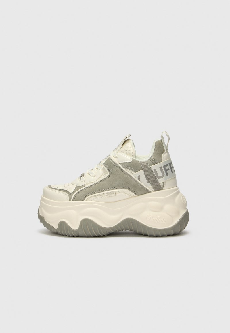 Kraftig plattform-sneaker i krem- og lysegrå, med en blanding av glatte og semskede teksturer, med en fremtredende logo og tykk gummisåle.
