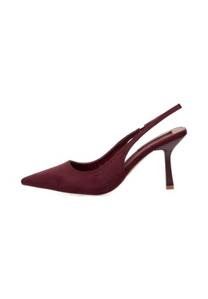 Zapatos de tacón de ante burdeos con punta afilada, estilo slingback, tacón stiletto de altura media y parte posterior abierta.