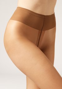 Tan shapewear med en glat, gennemsigtig sektion, der har et bredt tekstureret taljebånd. Det overordnede design er sømløst for en ren silhuet.