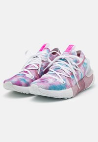 M multikolorové tenisky mají svršek z tkaniny s tye-dye vzorem v růžové a modré barvě, bílé tkaničky a strukturované růžové akcenty na podrážce.