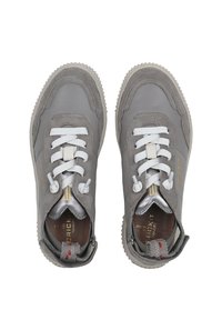 Baskets en cuir gris avec des lacets blancs, des panneaux texturés et une semelle en caoutchouc beige. Présentent des accents métalliques et un col rembourré.