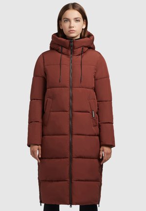 Manteau long rembourré marron avec une capuche, doté d'un zip à l'avant, de poches latérales et d'un design boxy. Le matériau paraît lisse avec une finition mate.