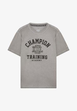Graues Baumwoll-T-Shirt mit kurzen Ärmeln, rundem Halsauschnitt und bedrucktem Text - "CHAMPION XXL TRAINING ACADEMY" in schwarzer Schrift.