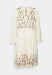 Vit klänning med blommig broderi i rosa, orange och grönt. Har utsvängda ärmar och knytning vid halsen. Mjuk, flödande textur.