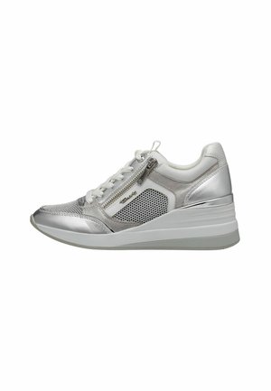 Scarpa sportiva argento con tomaia in rete, collare imbottito, lacci frontalmente e cerniera laterale; presenta un tacco a cuneo e dettagli testurizzati.