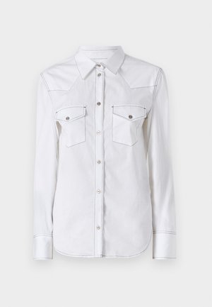 Camisa branca de manga longa com colarinho pontiagudo, dois bolsos no peito, costura em contraste e barra arredondada. Apresenta botões de metal.