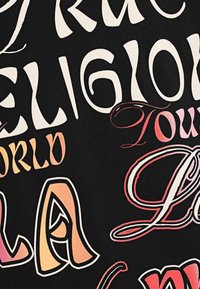 Tela negra con texto audaz y colorido en varias fuentes, incluyendo "True Religion" y "World Tour", con degradados de rosa y naranja.