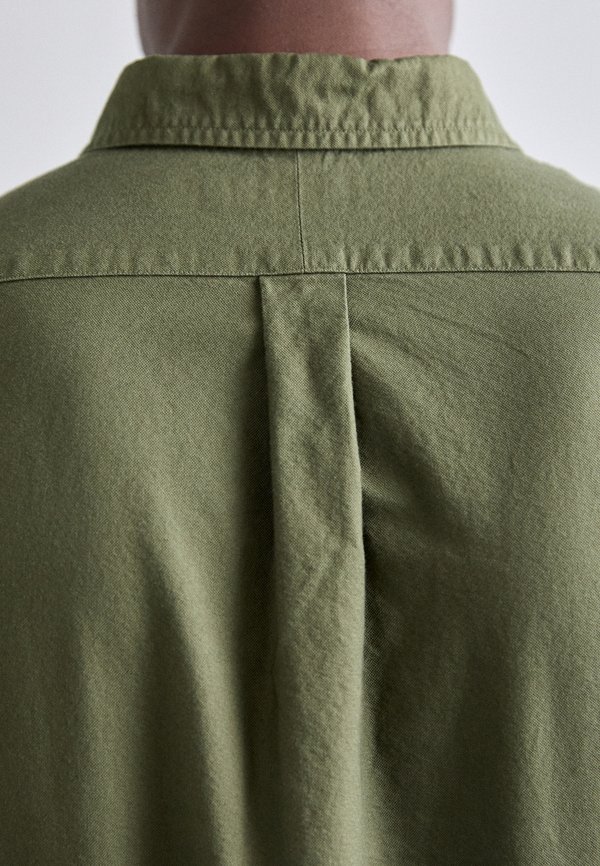 SLIM FIT GARMENT-DYED OXFORD SHIRT - Shirt - new olive3