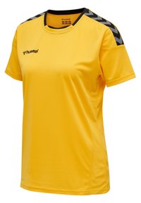 Gul sports T-shirt med korte ærmer med sort og gråt chevronmønster på skuldrene og sort hummel-logo på brystet.