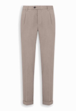 Beige Slim-Fit-Hose mit Falten, Knopfverschluss, Gürtelschlaufen, Seitentaschen und umgeschlagenen Säumen, flach auf weißem Hintergrund ausgelegt.