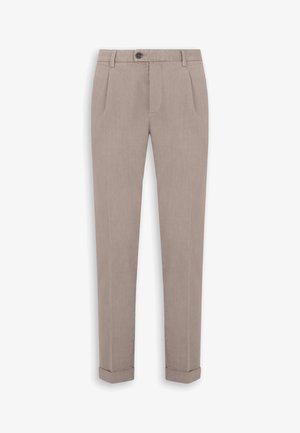 Beige Slim-Fit-Hose mit Falten, Knopfverschluss, Gürtelschlaufen, Seitentaschen und umgeschlagenen Säumen, flach auf weißem Hintergrund ausgelegt.