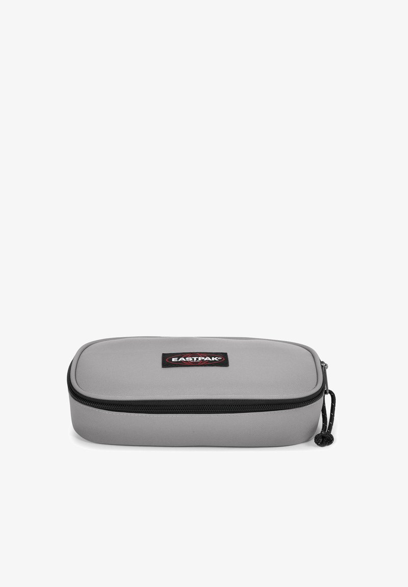 Gråt, rektangulært penalhus med slidstærkt stof på ydersiden. Har en sort lynlås og et mærketik på forsiden til identificering.