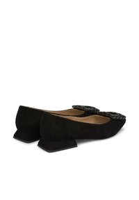 Schwarze Wildleder-Ballettschuhe mit einem niedrigen, quadratischen Absatz und dekorativen, strukturierten Verzierungen im Zehenbereich. Glatte Innenauskleidung.