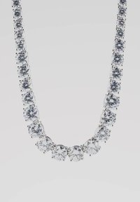 Naszyjnik z dużymi, okrągłymi kamieniami szlachetnymi o przejrzystym cięciu, osadzonymi na srebrnym łańcuszku, równomiernie rozmieszczonymi i tworzącymi ciągłą, elegancką linię.