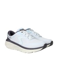 Scarpe da ginnastica bianche in rete con accenti azzurri, dettagli grigi, suola testurizzata e punta rinforzata. Design con lacci.