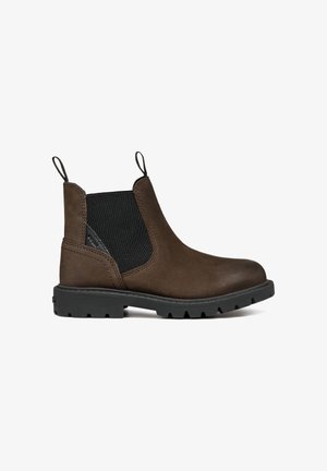 Bota Chelsea de couro castanho com painéis elásticos pretos dos lados, alças frontal e traseira, e uma sola grossa de borracha preta.