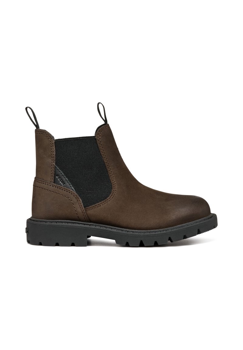 Bottines Chelsea en cuir marron avec des panneaux élastiques noirs sur les côtés, des languettes à l'avant et à l'arrière, et une épaisse semelle crantée noire.