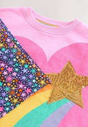Lyserød sweatshirt med en stjerne af guldpalietter, en regnbue og et flerfarvet stjernemønster på ærmet. Blødt stof med livlige designs.