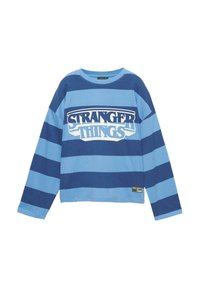 Modrá košeľa s dlhým rukávom a širokými horizontálnymi pruhmi, s textovým logom "STRANGER THINGS" umiestneným na strede hrude.