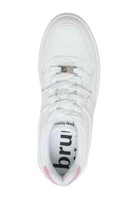 Hvit sneaker med en glatt syntetisk overdel, rund t�å, kontrastfargede rosa detaljer ved hælen, og snøring med logo på sålen.