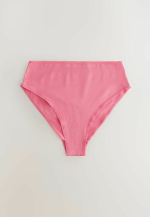 Roze katoenen hipster ondergoed met een gladde textuur, hoog taille ontwerp en elastische tailleband, met gestikte randen en geen zichtbare patronen.