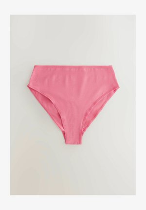 Roza pamučna hipster gaćice s glatkom teksturom, visokim strukom i elastičnim pojasom, s šivenim rubovima i bez vidljivih uzoraka.