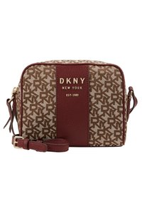 Crossbody-väska i brunt tyg med DKNY-monogrammönster, bordeauxfärgade läderdetaljer, guldlogotyp och justerbar rem. Rektangulär form.