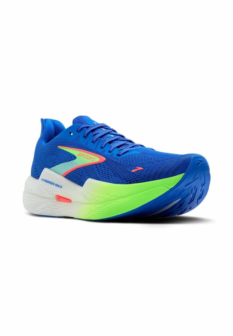 Zapatilla de correr azul con parte superior de malla, acentos en neón brillante verde y rosa, diseño de suela curvada y fondo de goma texturizada para mayor tracción.