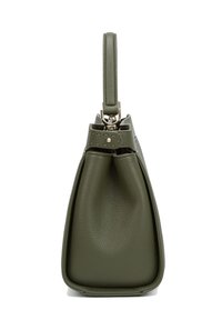 Borsa a mano in pelle verde oliva con una forma strutturata, base piatta e manico corto. Presenta un design minimalista e una superficie liscia.