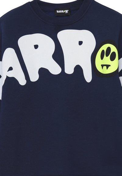 Maglietta per bambini blu navy con grandi lettere bianche che scrivono "BARRO", con un'impronta di zampa verde neon con denti sul lato destro.