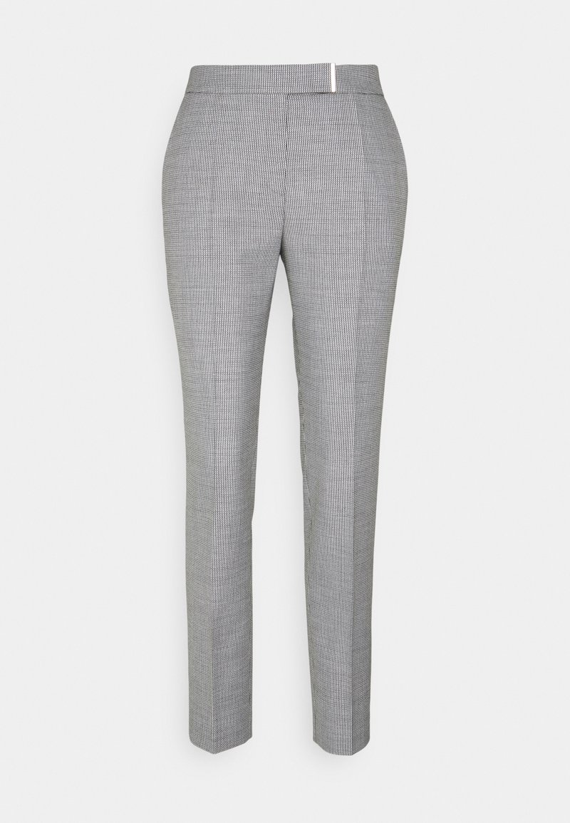 Pantalon gris cintré pour femme avec un petit motif à carreaux, poches avant et une ceinture avec un détail boucle argentée.