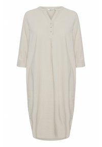 Robe en lin beige clair avec un col rond, des manches trois-quarts, une patte de boutonnage et des poches latérales, présentant une coupe décontractée et une longueur sous le genou.