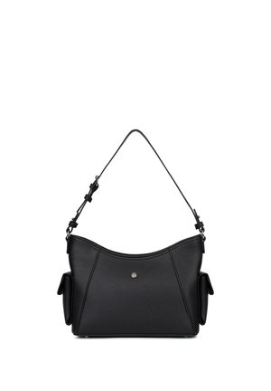 Sac à bandoulière en cuir noir texturé avec poches latérales à rabat, un bouton central et une sangle fine réglable.