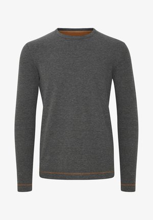 Koszulka z długim rękawem typu crewneck w ciemnoszarym kolorze, z kontrastującymi pomarańczowymi szwami wzdłuż dolnego brzegu i mankietów dla podkreślenia detali.