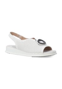 Hvide slingback sandaler med perforeret overdel, åben tå og en rund sort detalje på remmen. Flad sål med let kantdetalje.