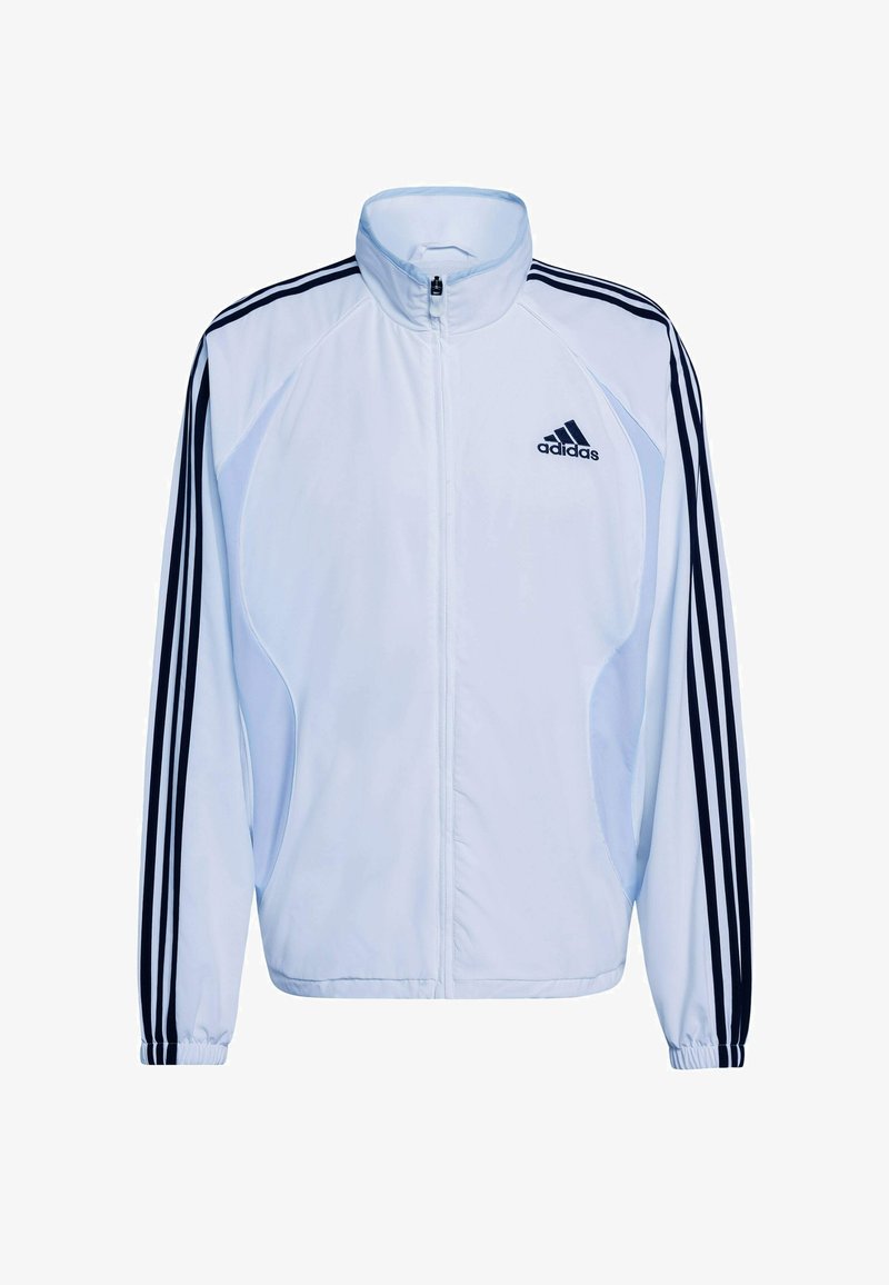 Veste de sport blanche avec design à trois bandes bleu marine sur les manches, col montant, fermeture éclair et matériau léger. Comprend le logo Adidas.