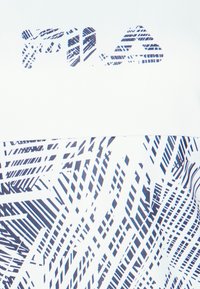 Valkoinen graafinen hihaton paita, jossa sininen abstrakti raidallinen kuvio. Sisältää näyttävän, tekstuurisen Fila-logon.