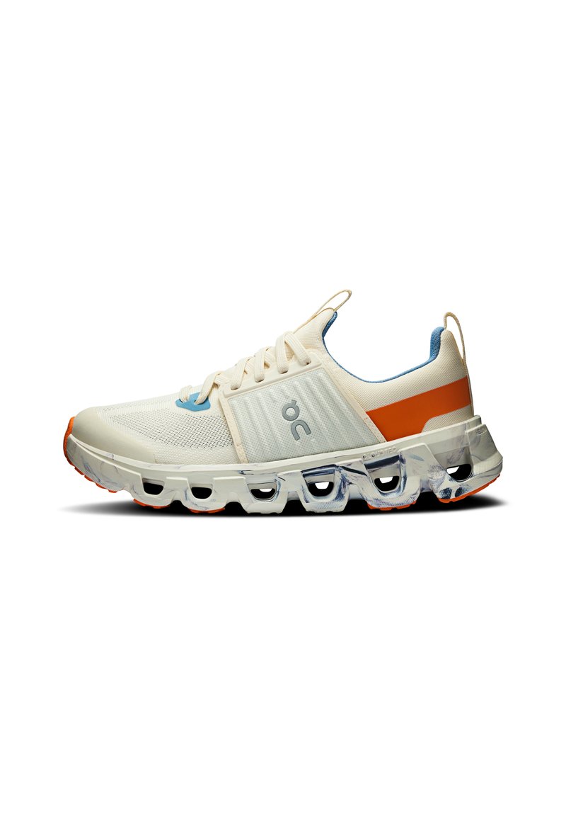 Adidași de alergare cu un upper din plasă albă respirabilă, accente bleu deschis, detaliu portocaliu pe călcâi și o talpă distinctivă cu amortizare.